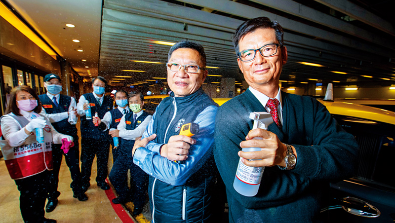 台灣大車隊董事長林村田（前排右）和總經理楊榮輝（前排左）到統一時代百貨慰問排班的司機，並鼓勵運匠們說：「事情一定會過去，大家加油！」